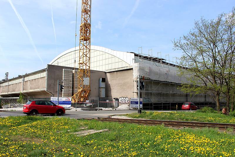 Oprava střechy kopřivnického zimního stadionu je v plném proudu.