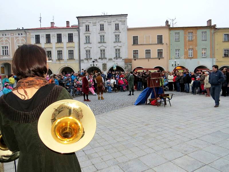 Mezinárodní den památek a sídel uctili v sobotu 20. dubna odpoledne a hlavně večer v Příboře. Netradičním způsobem tam představili památky města.