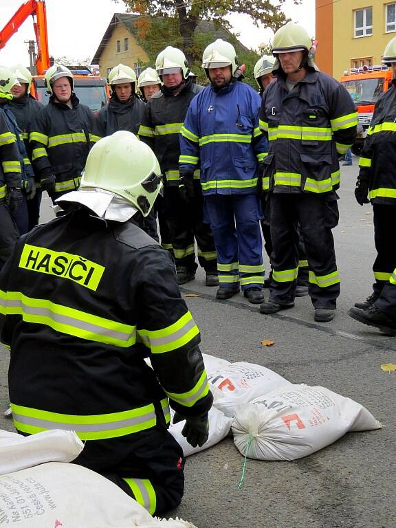 Cvičení hasičů záchrany tonoucích osob na vodní nádrži Vítovka nedaleko Oder. 