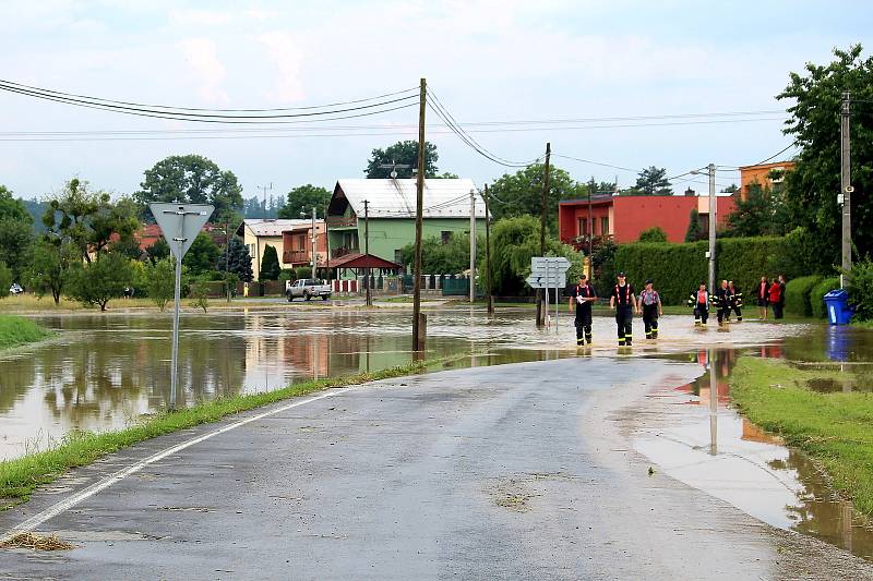 Říčka Luha v Jeseníku nad Odrou se po prudkém lijáku vylila z břehů.