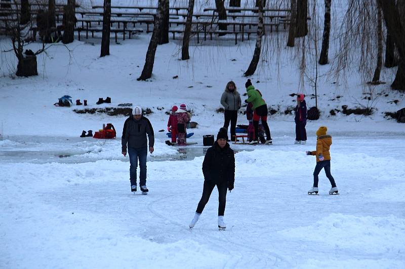 Desítky lidí využily ledu na přehradní nádrži Větřkovice u Kopřivnice a vyrazily si v úterý 16. února odpoledne zabruslit. Pár odvážlivců se také vykoupalo.