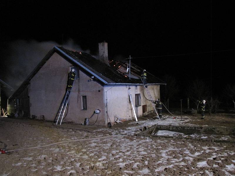 Požár střechy hájenky v Odrách, respektive místní části Pohoř, zaměstnal v noci na úterý 26. března pět jednotek hasičů.