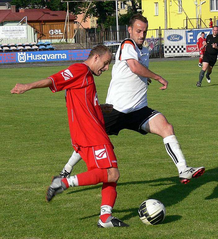 Fotbalisté Nového Jičína (bíle dresy) v dohrávaném utkání porazili lídra krajského přeboru, TJ Sokol Lískovec.