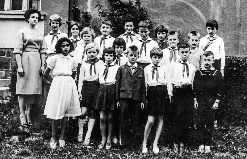 Skupinová fotografie dětí, z nichž mnohé mají pionýrské šátky, vznikla v šedesátých letech minulého století.