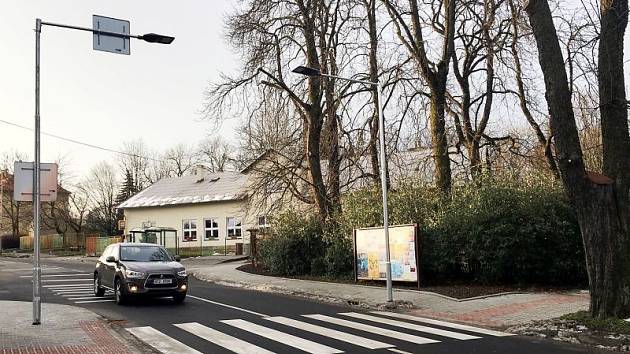 Nového přechodu pro chodce se dočkali občané Nového Jičína u největšího městského parku Smetanovy sady v těsné blízkosti místní mateřské školy.