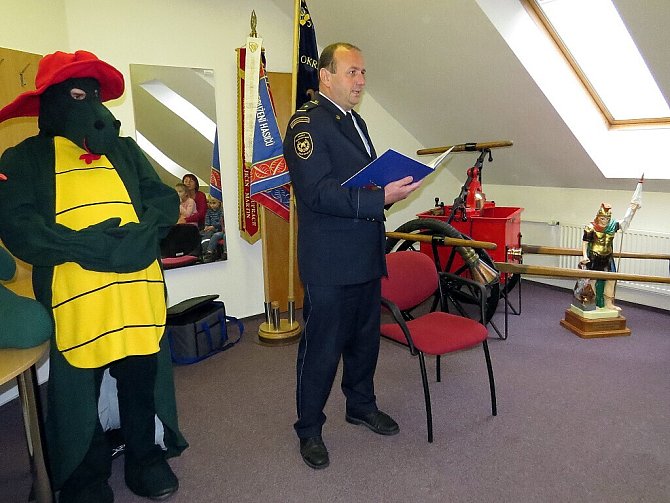 Také ve stanici v Novém Jičíně se krajští hasiči zúčastnili Prvního čtení hasičských pohádek pro školáky. 