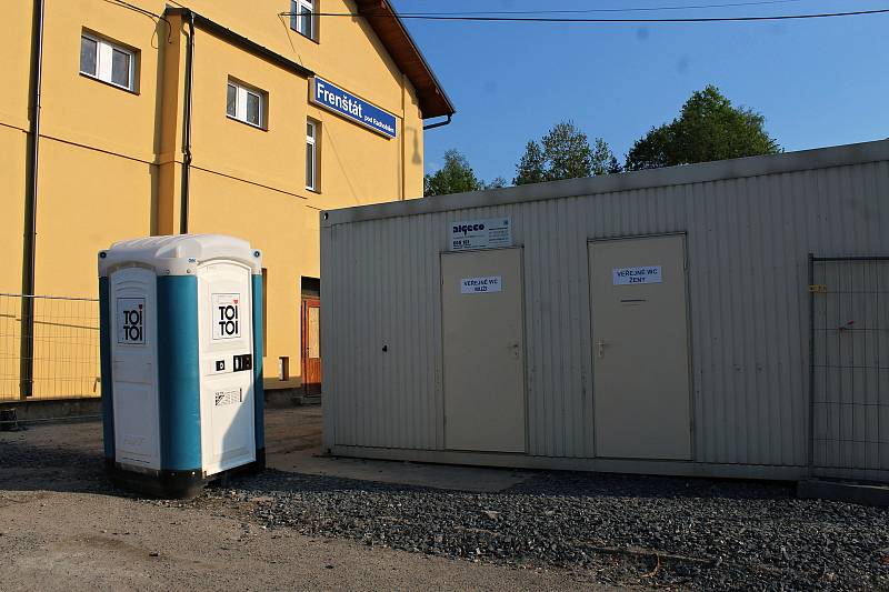 Rekonstrukce frenštátského vlakového nádraží bude pokračovat ve vnitřních prostorách.