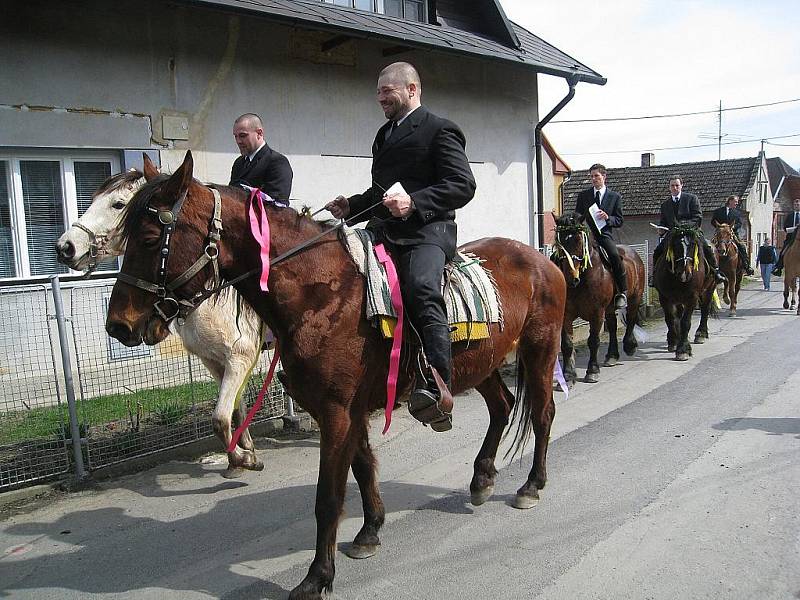 Třiadvacet jezdců se svými koni se vydalo napříč Lukavcem u Fulneku a Dolním Dvorem u Bílovce. Tamější tradice sahá do dob bitvy u Bílé hory a zatím to vypadá, že jen tak nezanikne.