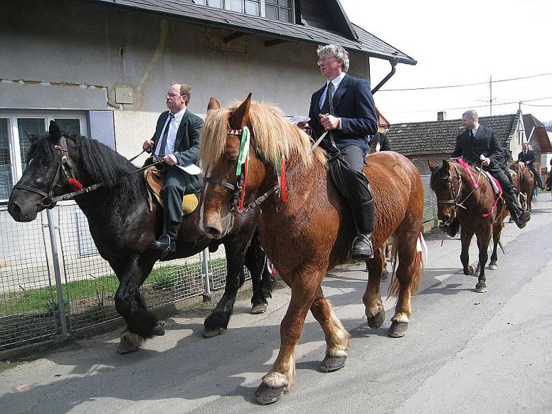 Třiadvacet jezdců se svými koni se vydalo napříč Lukavcem u Fulneku a Dolním Dvorem u Bílovce. Tamější tradice sahá do dob bitvy u Bílé hory a zatím to vypadá, že jen tak nezanikne.