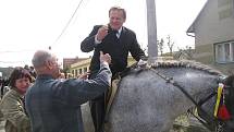 Třiadvacet jezdců se svými koni se vydalo napříč Lukavcem u Fulneku a Dolním Dvorem u Bílovce. Tamější tradice sahá do dob bitvy u Bílé hory a zatím to vypadá, že jen tak nezanikne.