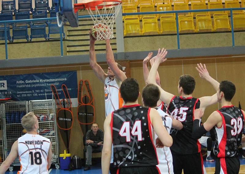 Novojičínští basketbalisté (v bílém) prohráli v posledním domácím utkání play-out s akademií pražské Sparty 71:91 (23:34, 40:60, 53:78).