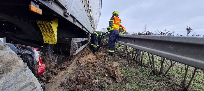 Tři jednotky profesionálních hasičů zasahovaly v úterý 13. dubna ráno u nehody kamionu Scania s nákladem více jak dvaceti tun trubek, který skončil zaražený ve středových svodidlech a měkké hlíně na dálnici D1 u Suchdolu nad Odrou (okres Nový Jičín).