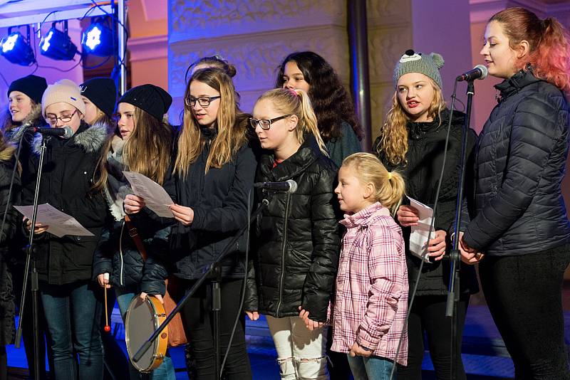 Ve Frenštátě pod Radhoštěm měli letos opět bohatý program. Ke zpívání se sešlo kolem šesti stovek lidí.