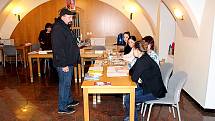 Ve Fulneku ve volební místnosti v městském kulturním centru mělo hodinu před koncem prvního odvoleno 47 procent oprávněných voličů.