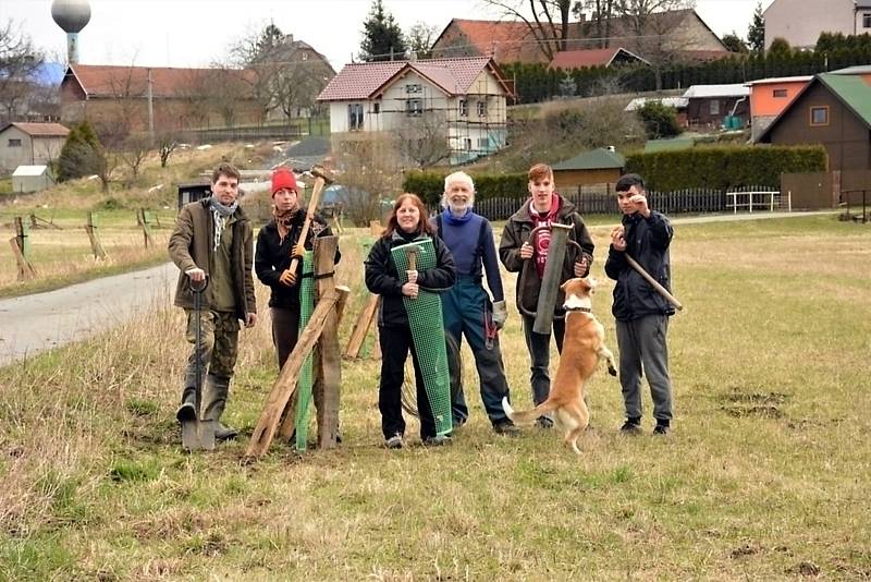 Dobrovolníci při výsadbě třiceti dubů v Petřvaldíku.