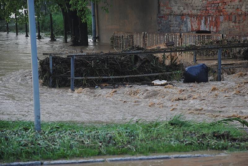 Průtrž mračen se přehnala Studénkou. Zůstala po ní jen spoušť a nánosy bahna.