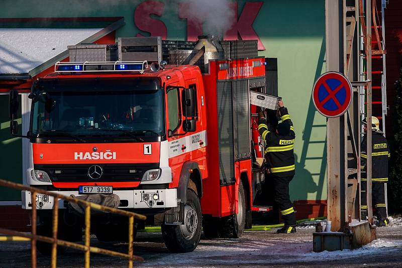 Zásah hasičů u velkého požáru v Kopřivnici. 