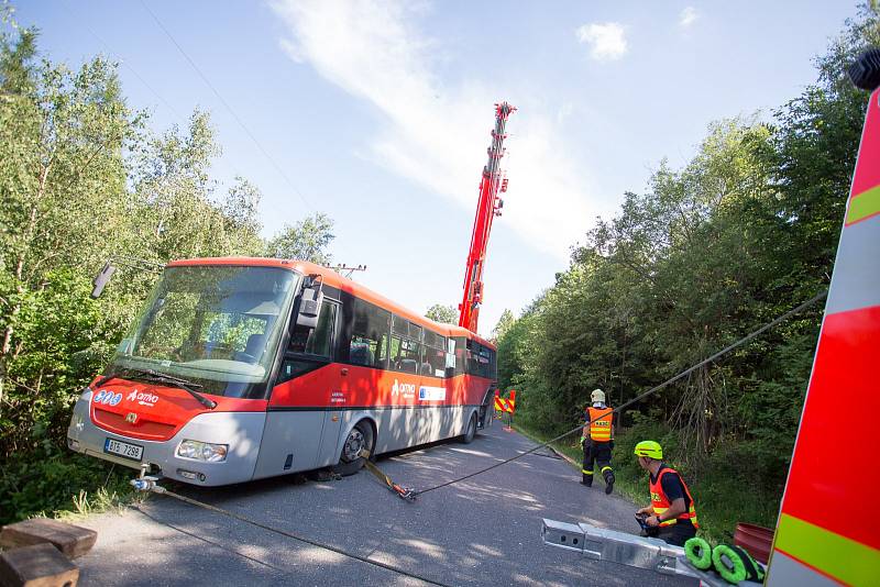 U nehody autobusu ve Výškovicích zasahovali hasiči.