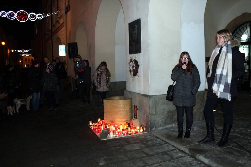 Vzpomínkového setkání k sedmému výročí úmrtí Václava Havla se na novojičínském Masarykově náměstí zúčastnila více než stovka lidí.