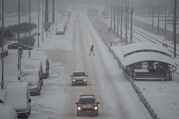 Zimní počasí a sníh trápí řidiče.