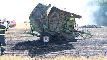 Požár zemědělského stroje na poli v Loučce u Nového Jičína.