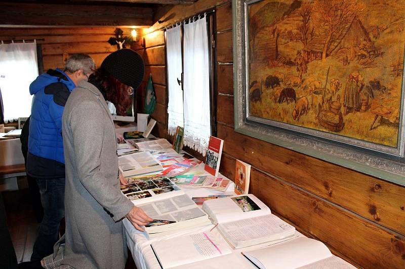 Třicet let nepřetržitého fungování skautingu v Albrechtičkách připomněla výstava v místním informačním centru.