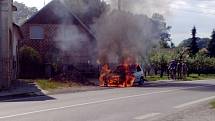 Požár zachvátil ve středu 14. července jedno vozidlo Fiat v Kuníně naproti restauraci Myslivna.
