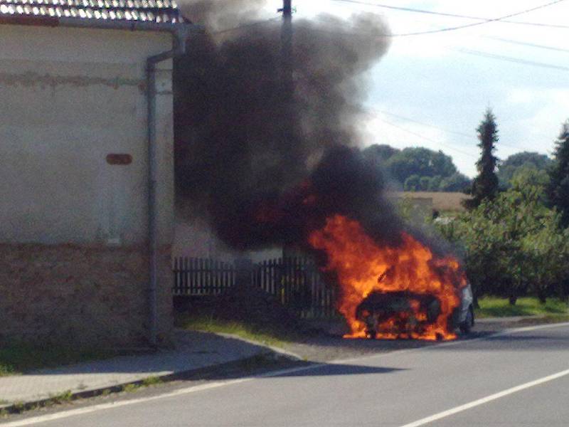 Požár zachvátil ve středu 14. července jedno vozidlo Fiat v Kuníně naproti restauraci Myslivna.