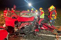 Dvě jednotky hasičů zasahovaly v neděli 17. dubna 2022 večer u vážné dopravní nehody dvou osobních automobilů v Příboře na Novojičínsku.