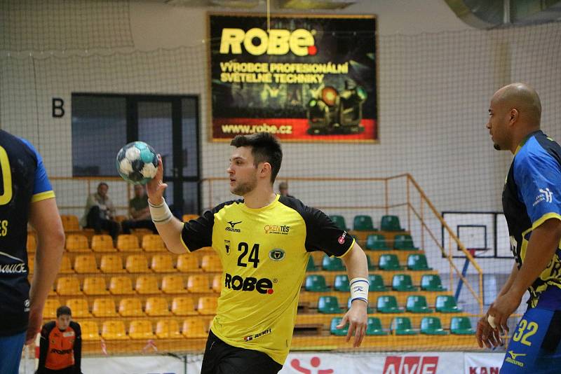 Extraligová házenkáři Zubří (ve žlutém) v prvním duelu o 5. místo doma porazili Kopřivnici 31:26. Foto: pro Deník/Ondřej Grůza