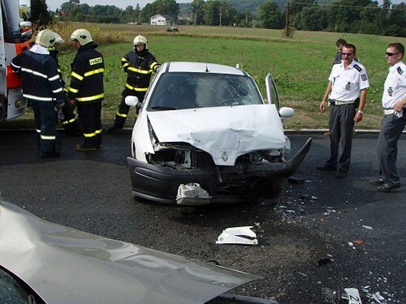 Dva renaulty se srazily v pondělí asi hodinu před polednem. Nehoda si vyžádala minimálně tři zranění.