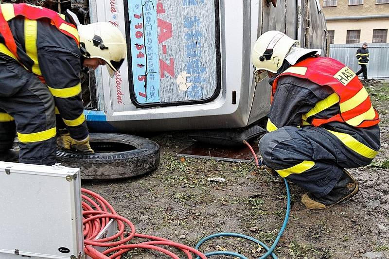 Novojičínští hasiči opět prověřili své síly a nanečisto si vyzkoušeli, jak by reagovali u ostrého zásahu. V Bílovci se totiž konalo cvičení profesionálních hasičů s vyprošťováním osob z autobusu.