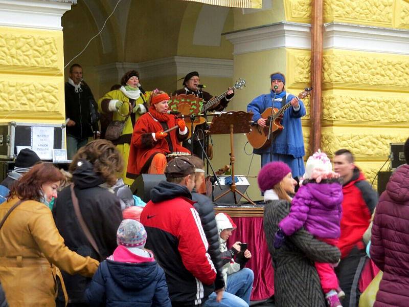 Doslova ve švech praskalo v sobotu 12. listopadu náměstí Míru ve Frenštátě pod Radhoštěm. Nikdo si totiž nechtěl nechat ujít slavnostní příjezd patrona města, svatého Martina na bílém koni, se svojí početnou družinou.