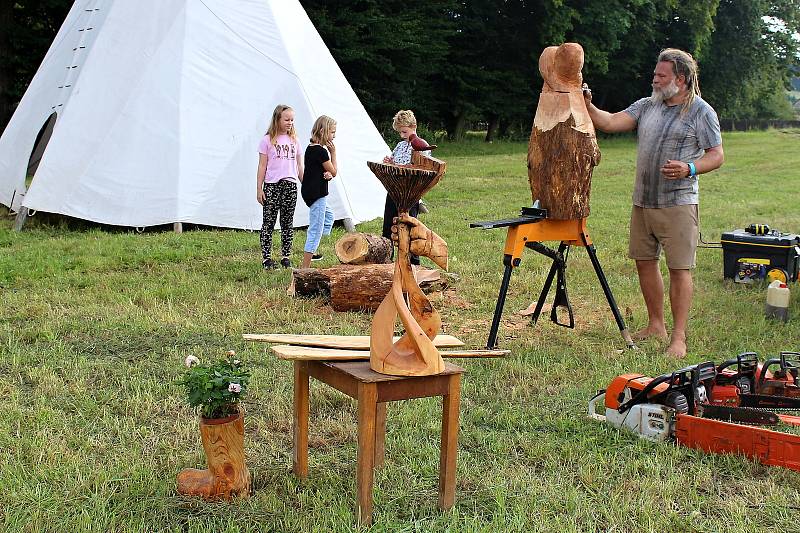 Dvoudenní výstava Sochy u lesa se konala o víkendu v Hodslavicích.