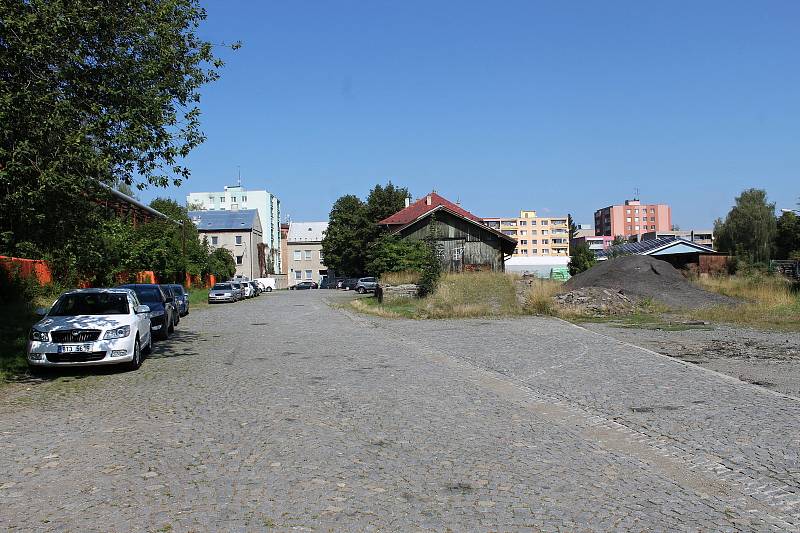 Areál bývalého vlakového horního nádraží v Novém Jičíně v srpnu 2022.