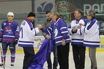 POCTA KLUBOVÉ LEGENDĚ! Vedení novojičínského hokejové klubu ocenilo Jaroslava Bartoně  (v modrém) slavnostním vyvěšením dresu s jeho jmenovkou.