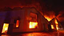 Hasiči bojovali s velkým požárem v Kopřivnici. 
