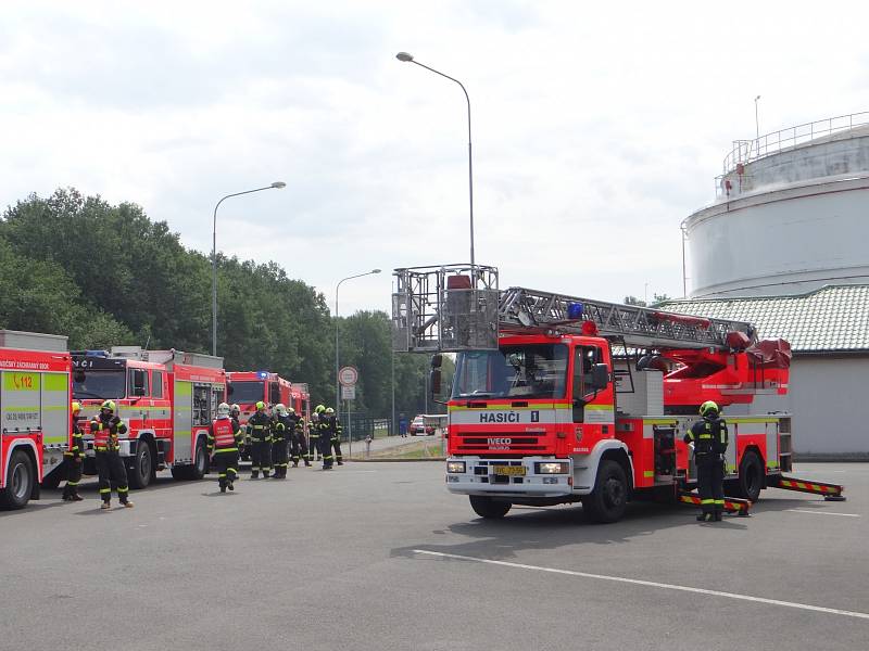 Cvičení hasičů v areálu zásob paliva ČEPRO v Sedlnicích.