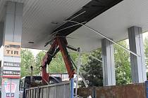 Řidič liazky zapomněl stáhnout hydraulické rameno a poničil střechu čerpací stanice, a traktorista vezl balíky slámy, kterými zničil dřevěný sloup elektrického vedení. 