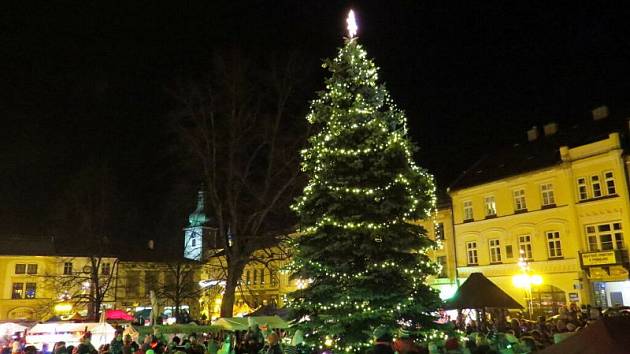 Několik stovek lidí přišlo v pátek 27. listopadu odpoledne na náměstí Míru ve Frenštátě pod Radhoštěm, aby byli u toho, až se letos poprvé rozsvítí vánoční strom.