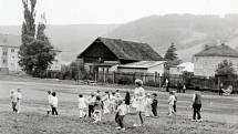Fotbalové hřiště kdysi bylo nedaleko dnešní školy a školky, děti to tam měly blízko.