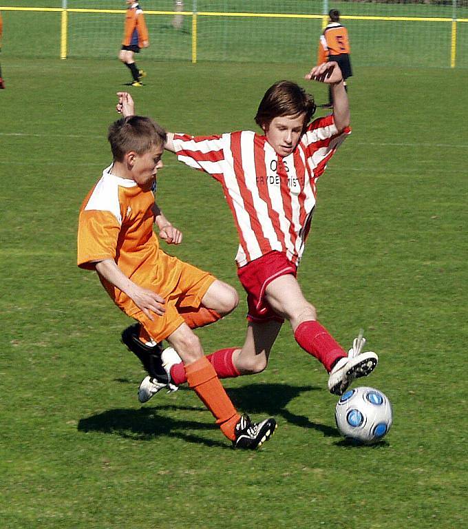 Fotbalový výběr OFS Nový Jičín (oranžové dresy) postoupil do moravského finále. Na snímku úvodní zápas proti OFS Frýdek-Místek.