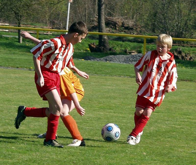 Fotbalový výběr OFS Nový Jičín (oranžové dresy) postoupil do moravského finále. Na snímku úvodní zápas proti OFS Frýdek-Místek.