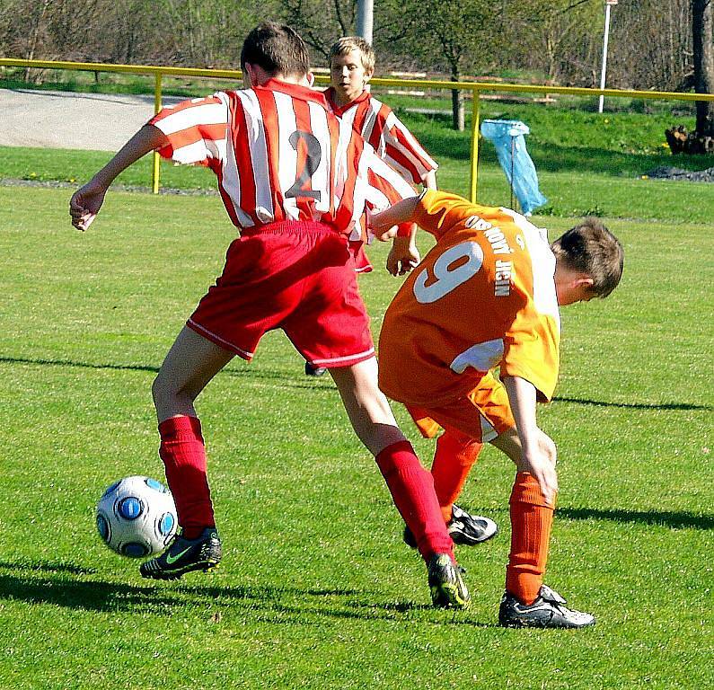 Fotbalový výběr OFS Nový Jičín (oranžové dresy) postoupil do moravského finále. Na snímku úvodní zápas proti OFS Frýdek-Místek.