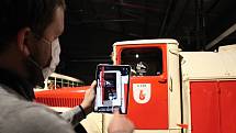 Aplikace v tabletu nebo mobilním telefonu umožní návštěvníkům nově otevřeného Muzea nákladních automobilů v Kopřivnici velké rozšíření možností ve vnímání expozice.