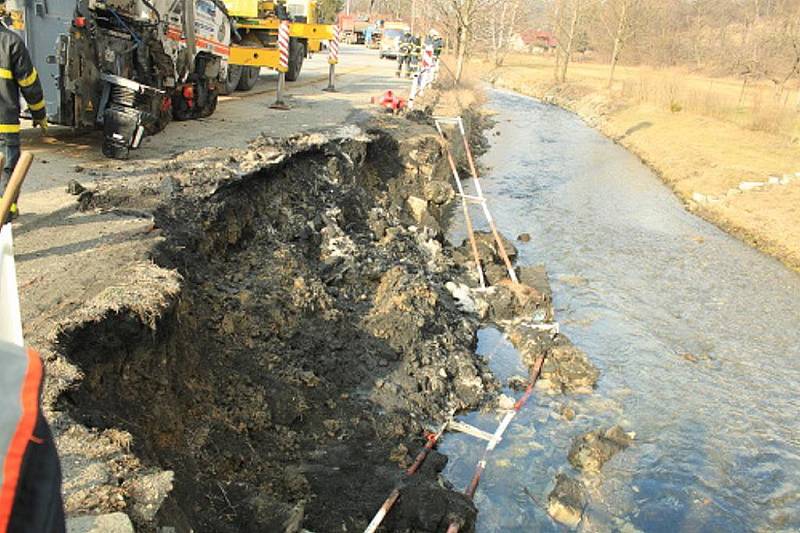 Fréza zakončila svou pouť v potoce v Tiché. Tři jednotky hasičů jí pomáhaly ven.