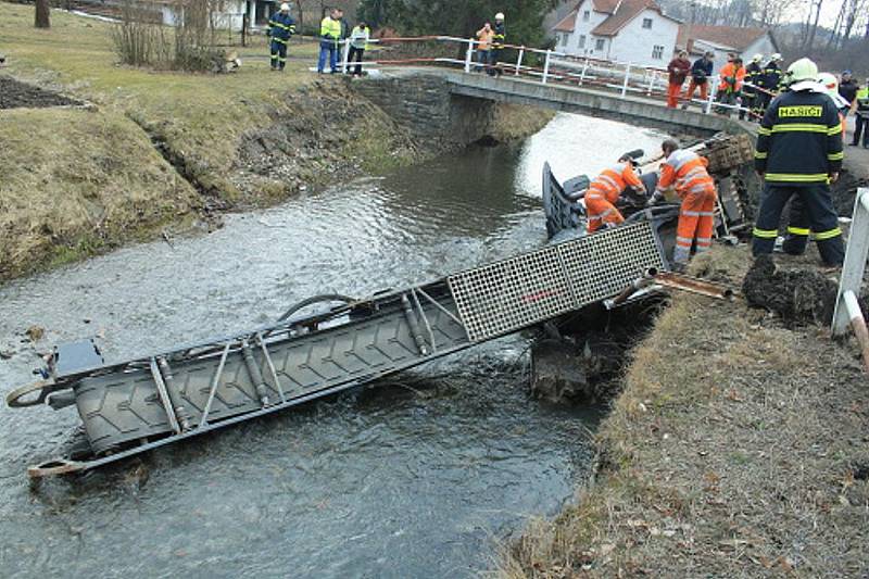 Fréza zakončila svou pouť v potoce v Tiché. Tři jednotky hasičů jí pomáhaly ven.