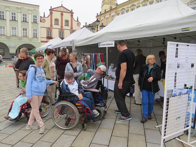 Šestadvacet poskytovatelů sociálních služeb se představilo ve středu na Masarykově náměstí v Novém Jičíně při akci Den sociálních služeb. 