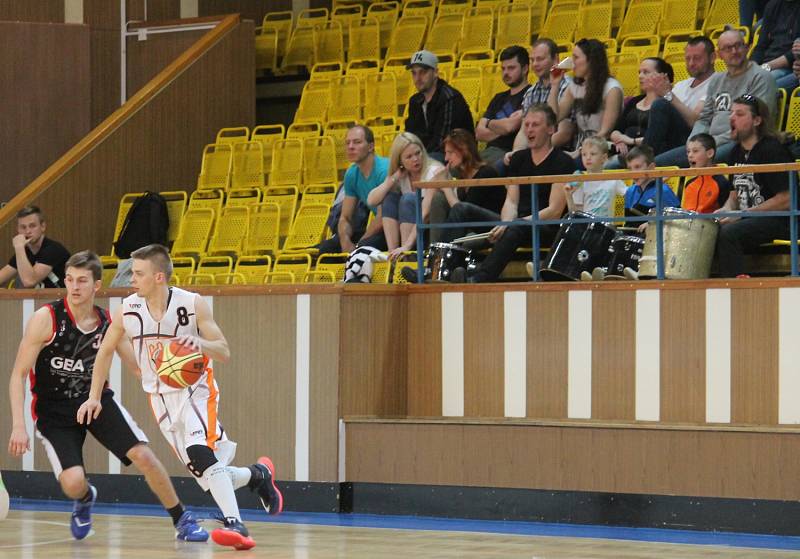 Novojičínští basketbalisté (v bílém) prohráli v posledním domácím utkání play-out s akademií pražské Sparty 71:91 (23:34, 40:60, 53:78).