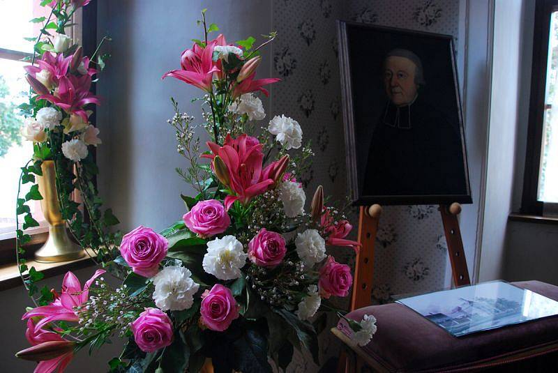 Kdo navštíví v těchto dnech krásné komnaty kunínského zámku, bude ho na prohlídce doprovázet krásná vůně růží. Aranžmá více než tisícovky živých květů patří k vrcholům návštěvnické sezony, která tradičně patří oblíbené slavnosti Růže pro paní hraběnku.